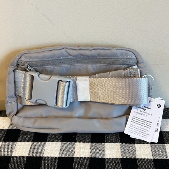 Gray Silver Drop NWT Lululemon Everywhere Belt Bag 1L - Picture 3 of 5